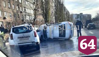 В Саратове после ДТП опрокинулось такси