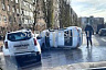 В Саратове после ДТП опрокинулось такси