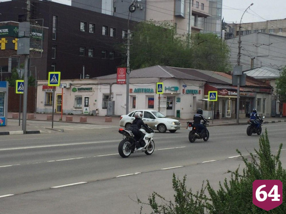Жители Саратова в День Победы устраивают одиночные автопробеги с флагами