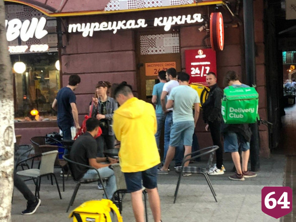 Жители Саратова без масок заполонили проспект Кирова