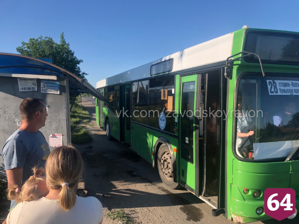 Очевидец сообщила о разрушенной автобусом остановке в Саратове