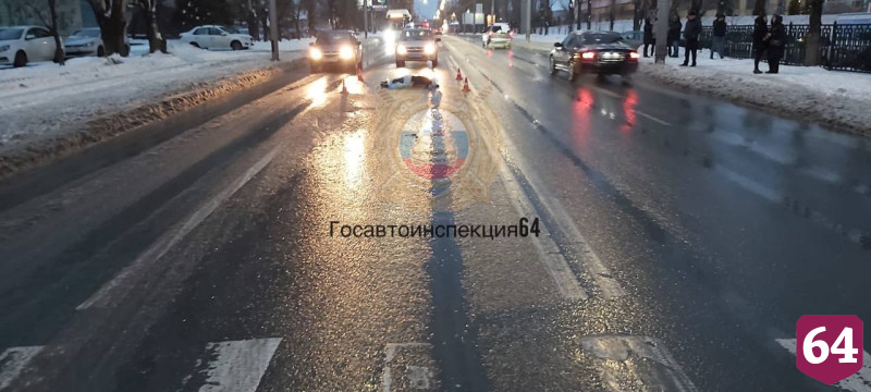 В Саратове водитель внедорожника сбил двух женщин