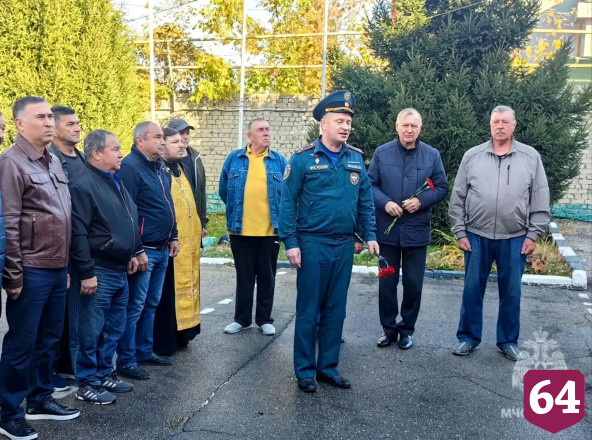 В Саратове увековечили память погибшего в спецоперации ветерана МЧС