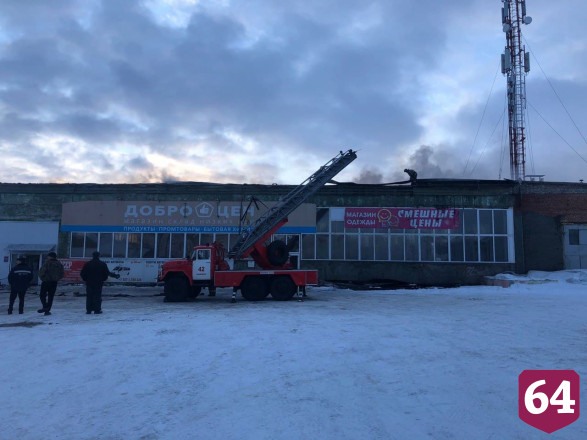 Под Саратовом полыхал магазин низких цен
