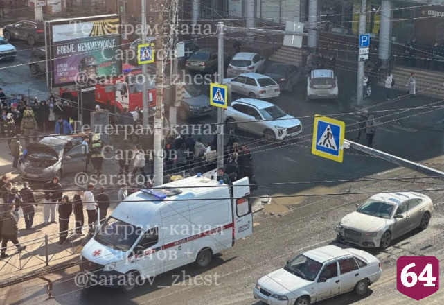 «Лада» сбила пешехода после ДТП с «Ауди» в центре Саратова