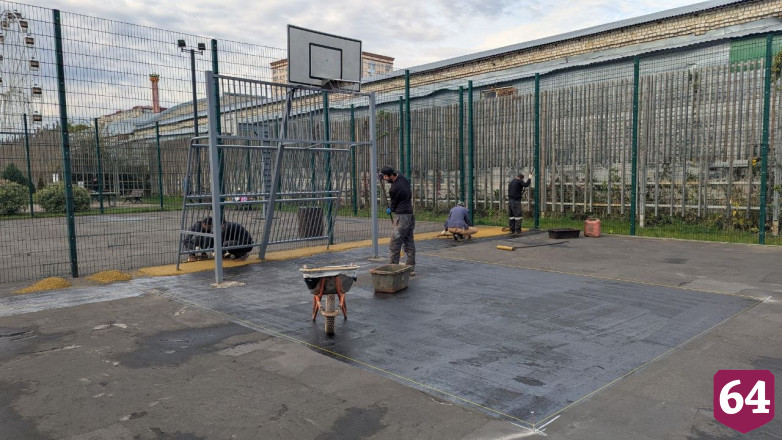 В Саратове обновляют покрытие спортплощадок набережной 