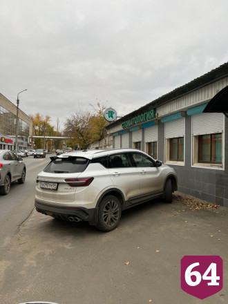 В Саратове автохамы оккупировали тротуары у магазинов