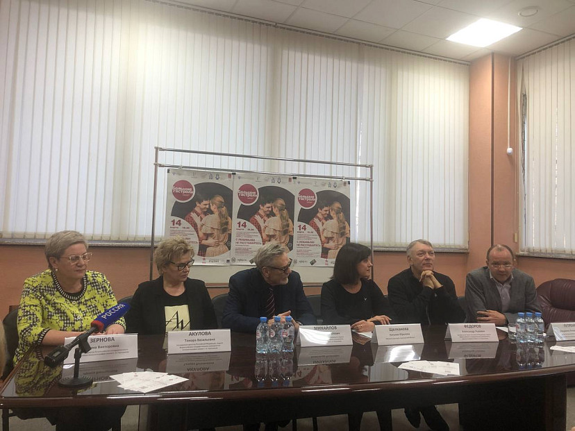 Популярный актер посетил в Саратове госпиталь с ранеными бойцами СВО