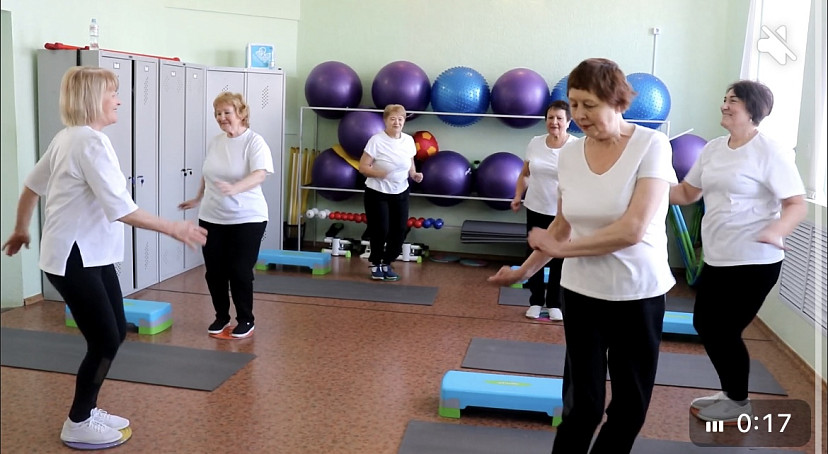 Саратовские пенсионерки осваивают спортивные тренды