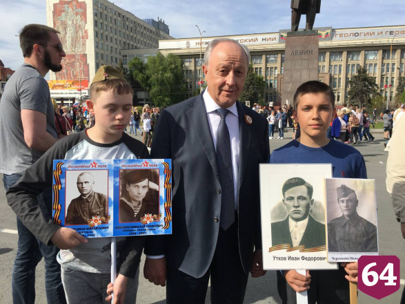 Саратовский губернатор с внуком прошел в колонне «Бессмертного полка» 