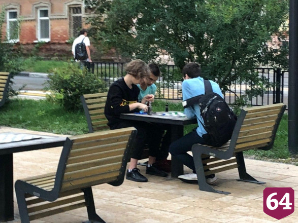 Жители Саратова после дождя вышли гулять без масок
