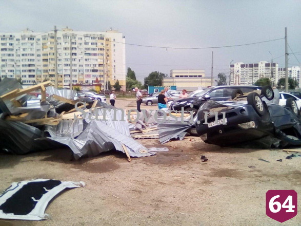 На стоянке ураган перевернул 8 автомобилей и травмировал 4 человек 