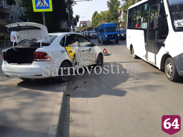В Саратове такси после ДТП отбросило на тротуар