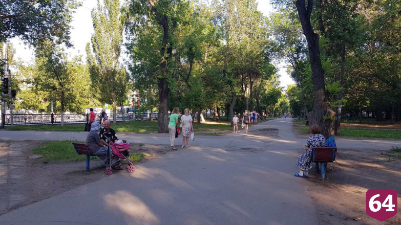 Саратовцы из группы риска продолжают гулять без масок