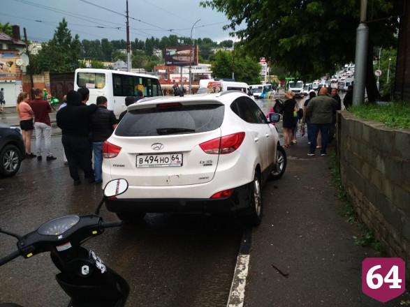В Саратове автомобили утонули после проливного дождя