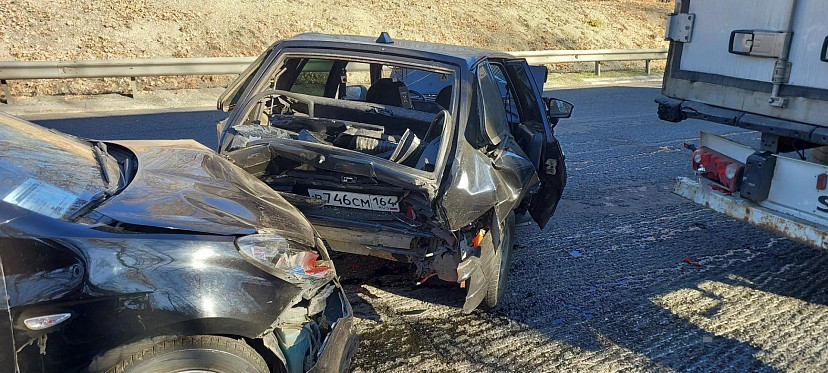 Два человека пострадали в массовой аварии с грузовиками в Саратовской области