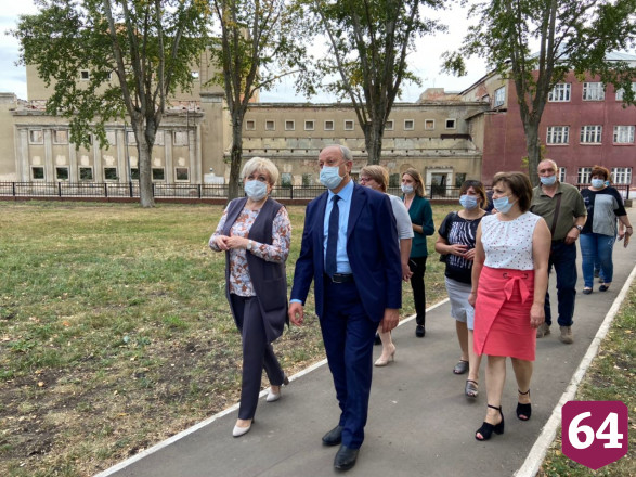 Валерий Радаев поручил наполнить обновленный сквер Космонавтов 