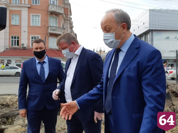 Губернатор проинспектировал замену труб рядом с площадью Кирова