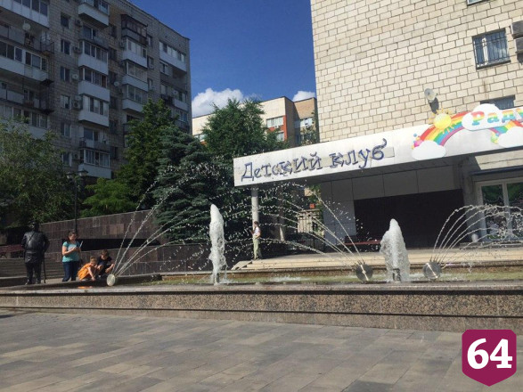 Жители Саратова в жару купаются в фонтанах с собаками