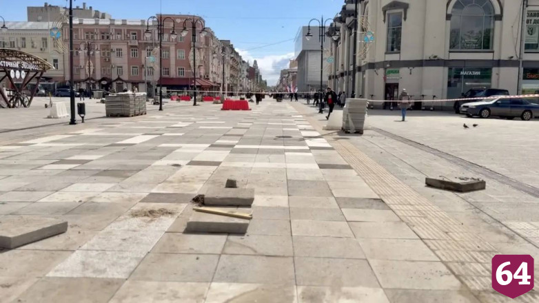 На площади Кирова меняют поврежденную плитку