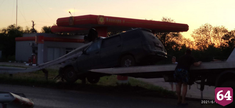 Под Саратовом автомобиль застрял в отбойнике