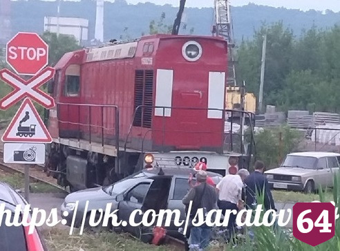 В Саратове мужчина на «Ладе» попал под локомотив 