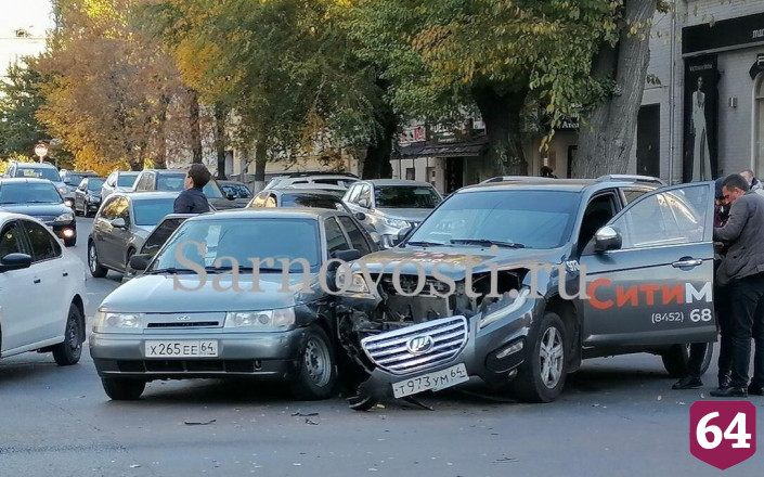 В центре Саратова не поделили дорогу такси и «Лада»