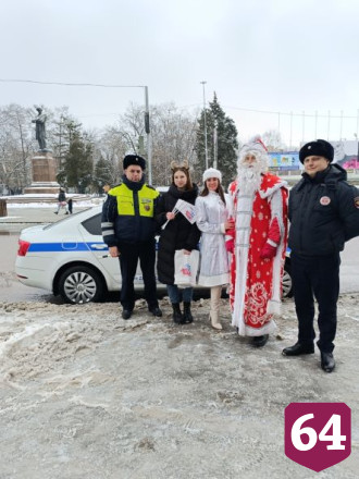 Полицейские Дед Мороз и Снегурочка дарили саратовцам подарки