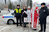 Полицейские Дед Мороз и Снегурочка дарили саратовцам подарки