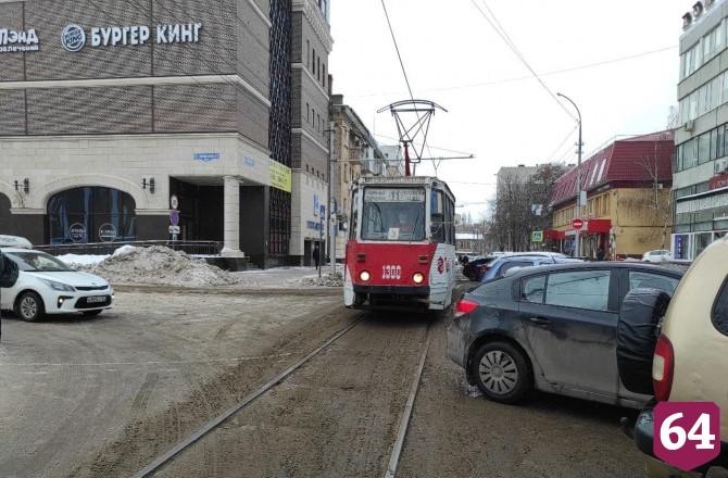 В Мирном переулке припаркованные машины мешают движению трамваев 
