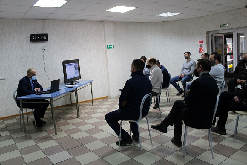 В Саратове водителям автобусов напомнили о правилах пересечения переездов