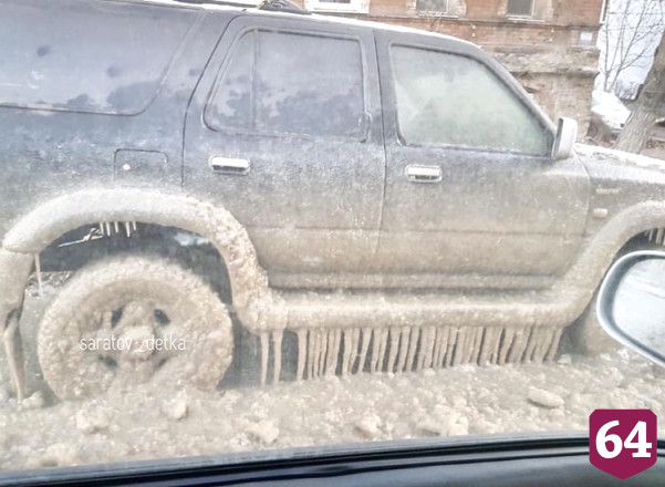 В Саратове автомобили превратились в ледяные глыбы из-за коммунальной аварии