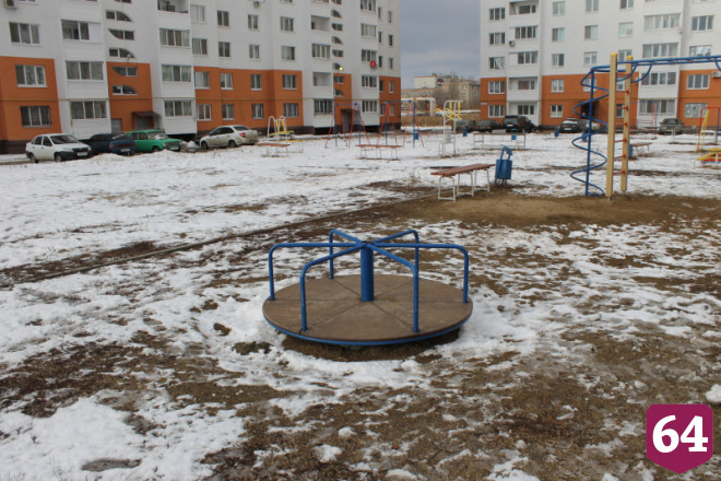 В Энгельсе дети играют на площадке рядом с вырванными из земли качелями
