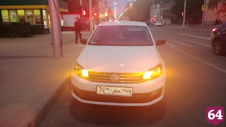 В Саратове иномарка сбила электросамокатчика