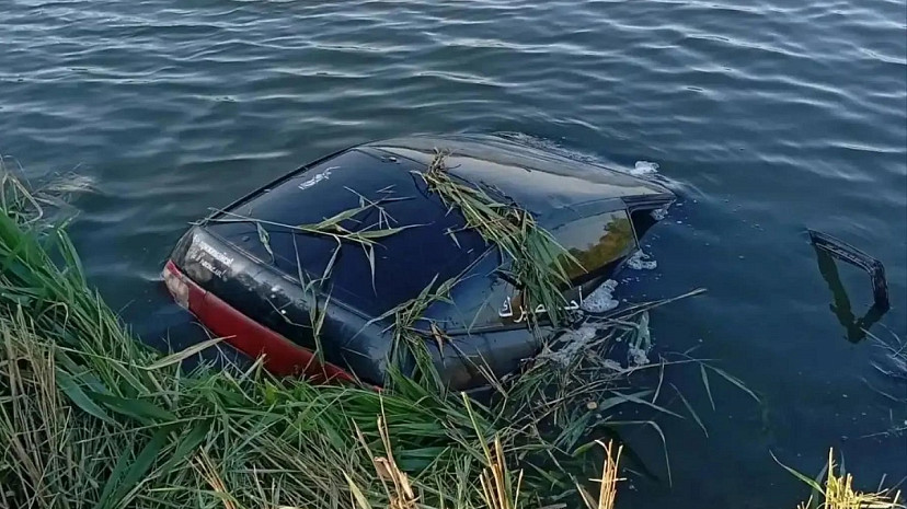 В утонувшей в пруду «Ладе» погибли дети 