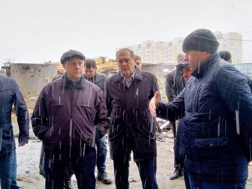Губернатор недоволен количеством каменщиков на строительстве спортивного объекта