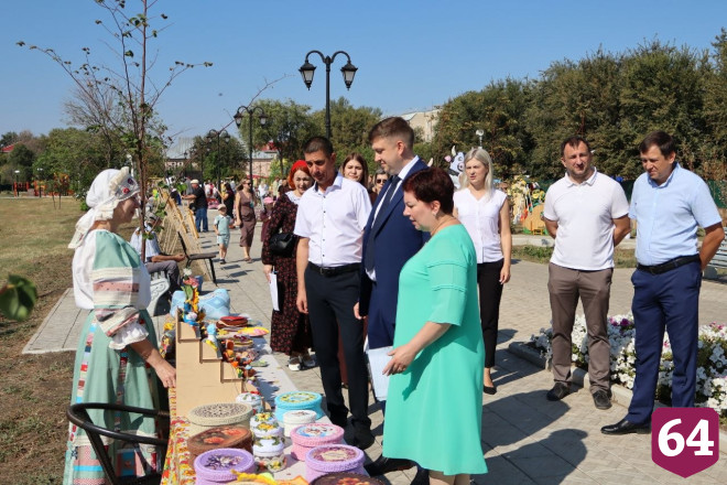 На саратовском фестивале подсолнухов раздавали угощения и сувениры