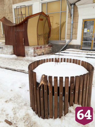 На набережной Саратова повредили деревянные вазоны