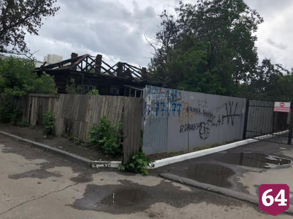 В Саратове из горящего дома эвакуировали четырех человек