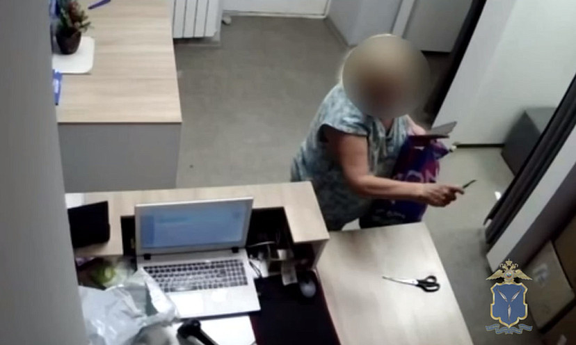 В Саратове пенсионерка угрожала сотруднице ПВЗ канцелярским ножом