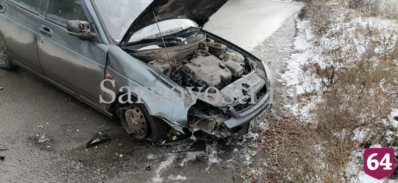 В Саратове водитель легковушки врезался в бетонное ограждение 