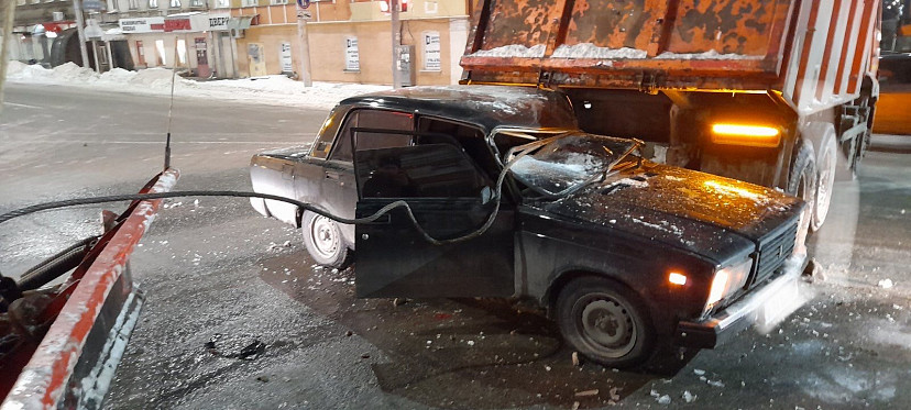В Саратове при столкновении с самосвалом покалечились два человека