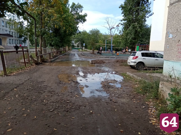 Горожанка рассказала о шагающих по забору в школу детях