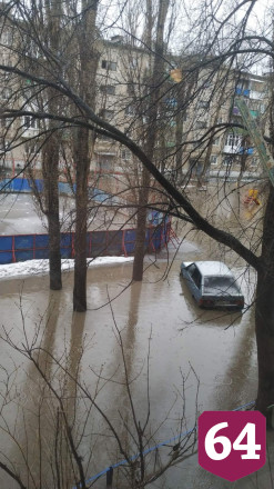 Многоэтажку отрезало от мира дождевыми водами