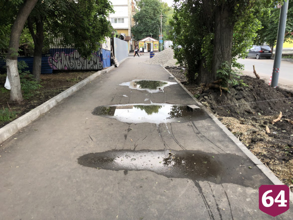 На новом асфальте в центре Саратова не сохнут лужи