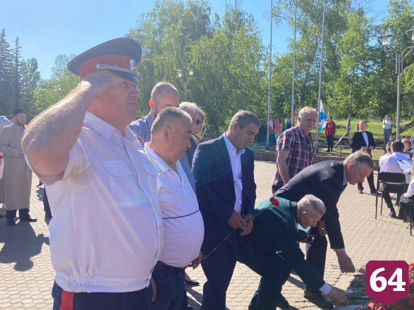 В Саратове в День России подняли Государственный флаг и исполнили гимн