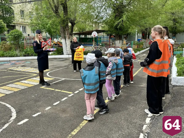 Саратовских дошколят учат безопасной езде на самокатах