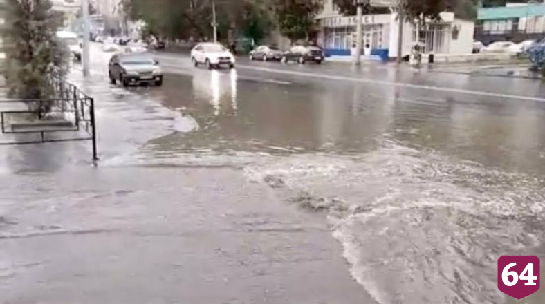 Краевед в ливень провел экскурсию со «сплавом» по Саратову