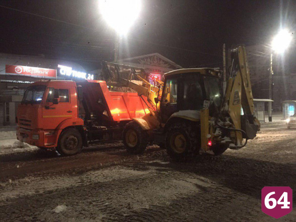 В Саратове снег ночью убирали две сотни спецмашин 