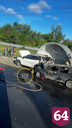 Два человека пострадали в ДТП со сгоревшими машинами в Саратовской области